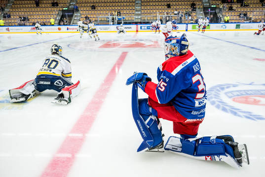 HV71s målvakt Frederik Dichow och Oskarshamns målvakt