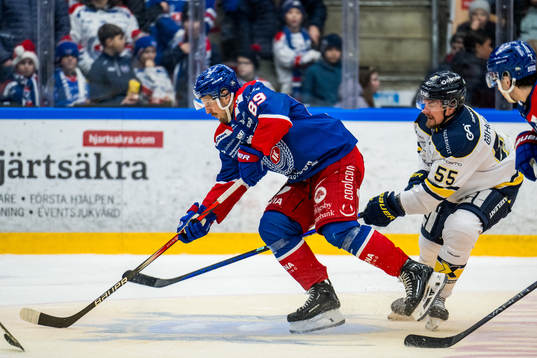 Oskarshamns Patrik Karlkvist och HV71s Mikael Seppälä