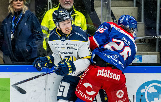 HV71s Fredrik Forsberg och Oskarshamns Lukas Pilö