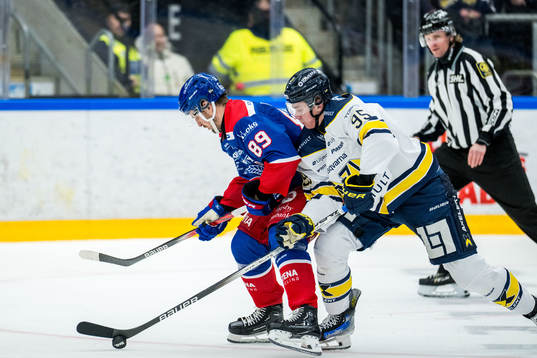 Oskarshamns Patrik Karlkvist och HV71s Herman Träff