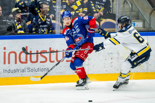 Oskarshamns Lukas Jasek och HV71s Oliwer Kaski