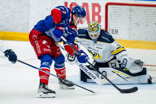 Oskarshamns Austin Wagner oroar framför HV71s målvakt