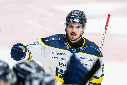 HV71s Oliwer Kaski jublar