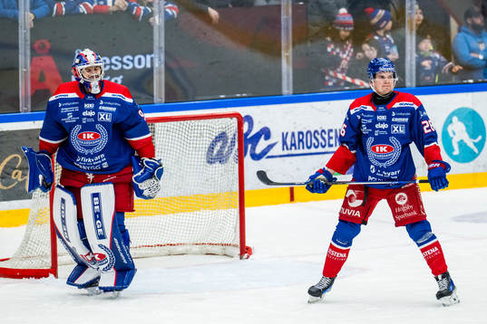 Oskarshamns målvakt Marek Langhamer och Lukas Pilö deppar