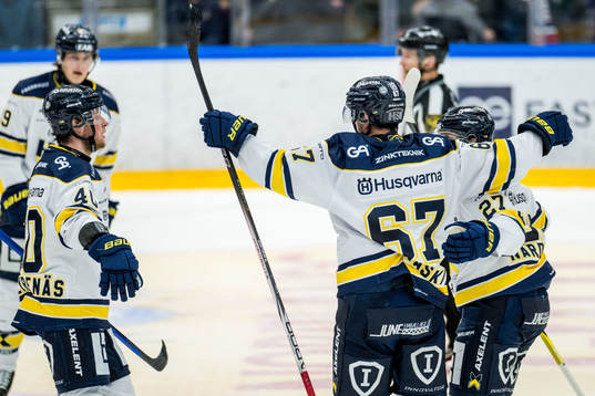 HV71s Oliwer Kaski jublar