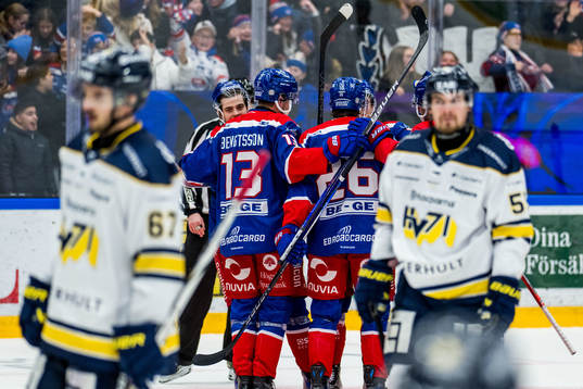 Oskarshamns Viktor Lodin jublar med lagkamrater