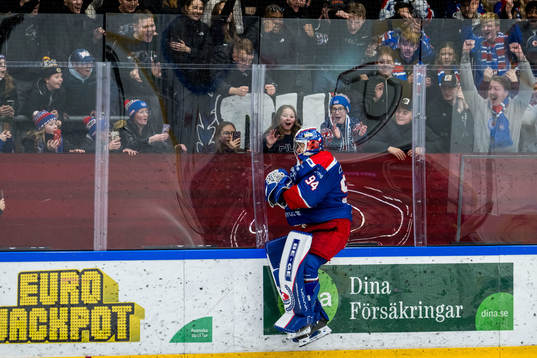 Oskarshamns målvakt Marek Langhamer jublar