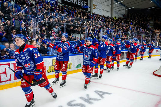 Oskarshamns  spelare jublar
