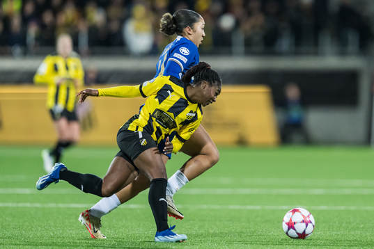Monica Jusu Bah of Häcken and Lauren James of Chelsea