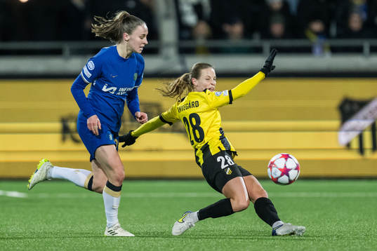Niamh Charles of Chelsea and Anna Anvegård of Häcken