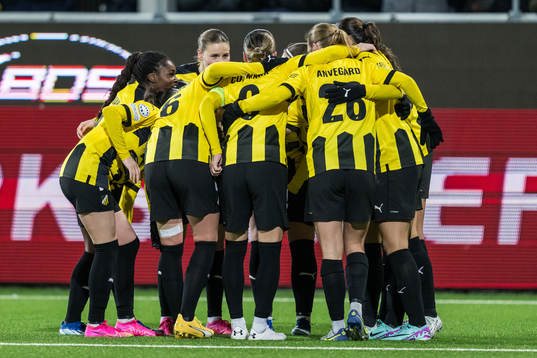 Clarissa Larisey of Häcken celebrate with teammates
