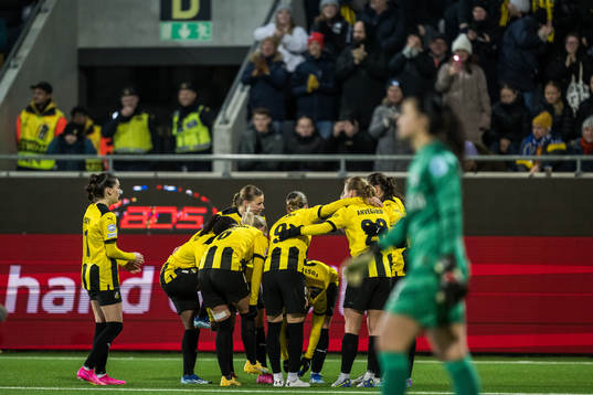 Clarissa Larisey of Häcken celebrate with teammates