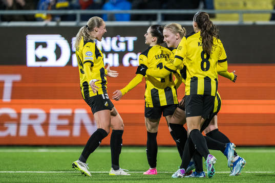 Clarissa Larisey of Häcken celebrate with teammates