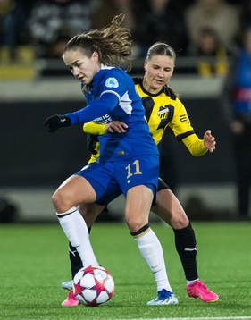 Guro Reiten of Chelsea and Katariina Kosola of Häcken