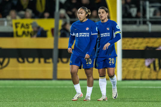 Lauren James and Sam Kerr of Chelsea looks dejected