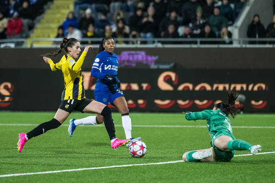 Clarissa Larisey of Häcken and Zecira Musovic of Chelsea
