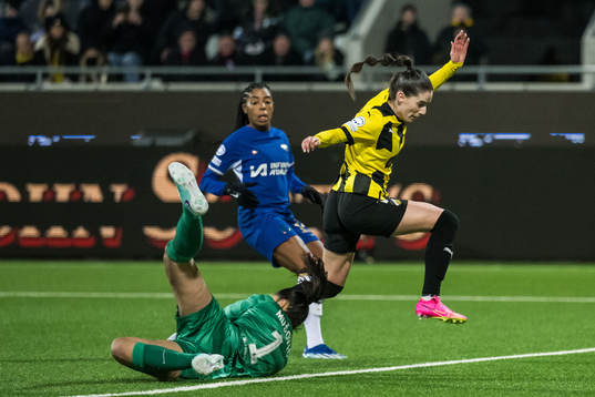 Zecira Musovic of Chelsea and Clarissa Larisey of Häcken