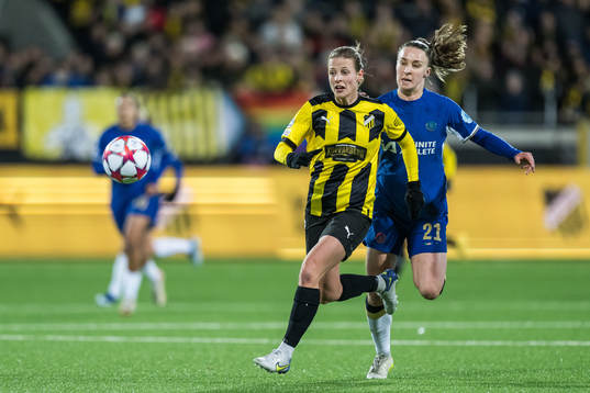 Anna Anvegård of Häcken and Niamh Charles of Chelsea