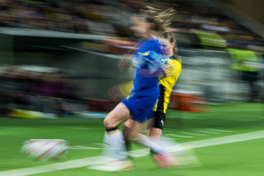 Niamh Charles of Chelsea and Katariina Kosola of Häcken