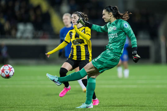 Clarissa Larisey of Häcken and Zecira Musovic of Chelsea