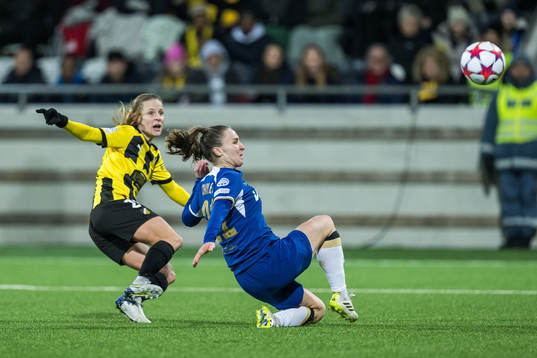 Anna Anvegård of Häcken and Niamh Charles of Chelsea