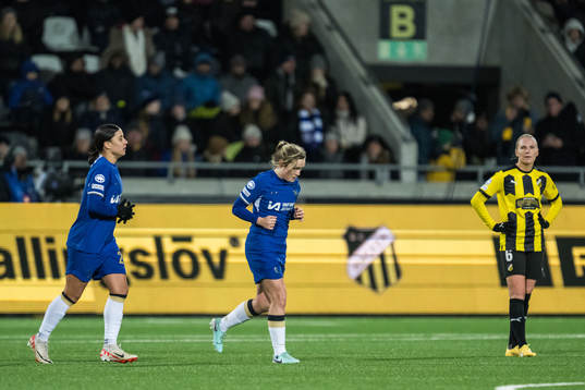 Erin Cuthbert (right) and Sam Kerr (left) of Chelsea