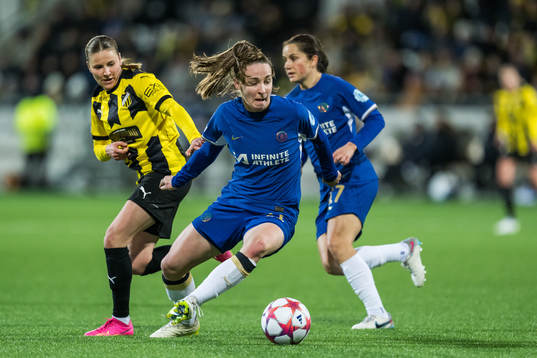Katariina Kosola of Häcken against Niamh Charles and