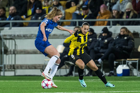 Sjoeke Nusken of Chelsea and Rusul Rosa Kafaji of Häcken