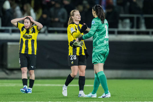 Anna Anvegård of Häcken and goalkeeper Zecira Musovic of