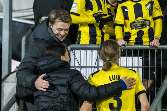 Sam Kerr of Chelsea and Aivi Luik of Häcken with Tony