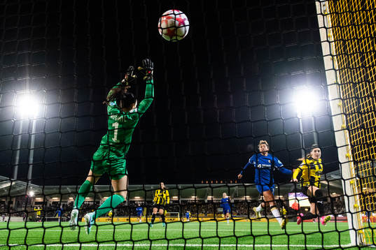 Clarissa Larisey of Häcken scores 1-1 behind goalkeeper