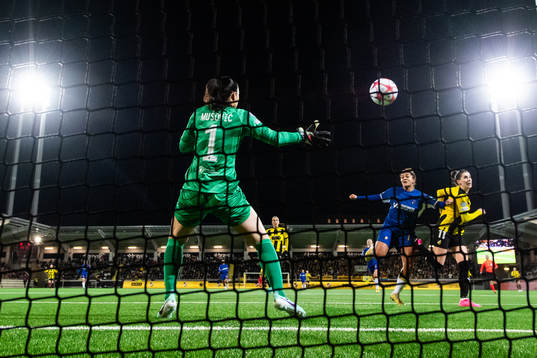 Clarissa Larisey of Häcken scores 1-1 behind goalkeeper