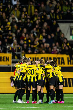 Players of Häcken gather