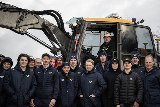 The team of Sweden and equipment manager Daniel Nilsson of