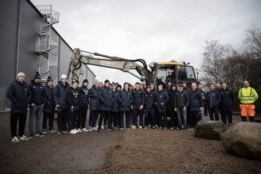 The team of Sweden and equipment manager Daniel Nilsson of