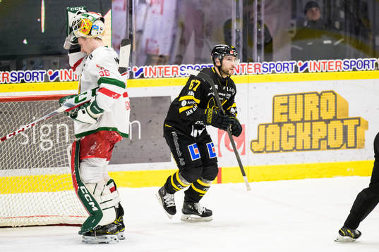 Västerås Konstantin Komarek jublar