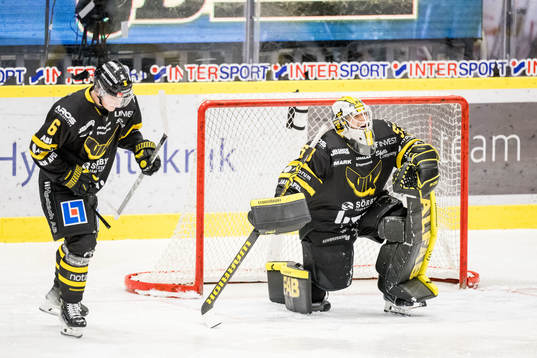 Västerås Hugo Lejon och målvakt Niilo Halonen deppar