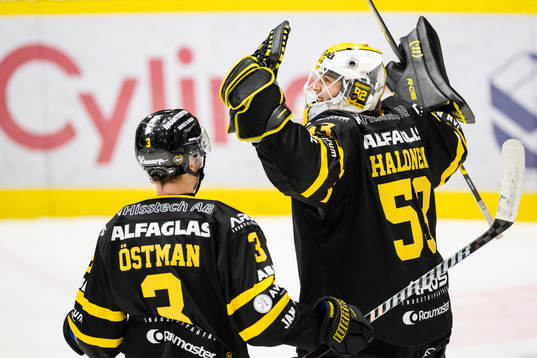 Västerås målvakt Niilo Halonen jublar