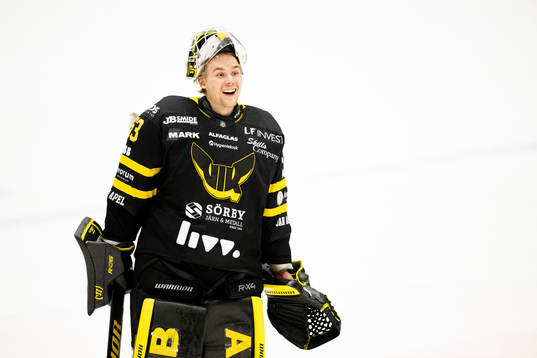 Västerås målvakt Niilo Halonen jublar