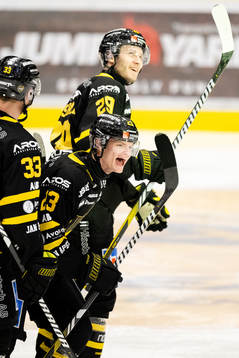 Västerås Adam Hofbauer jublar