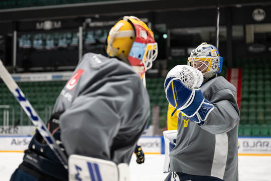 Goaltender Hugo Hävelid and goaltender Melker Thelin of