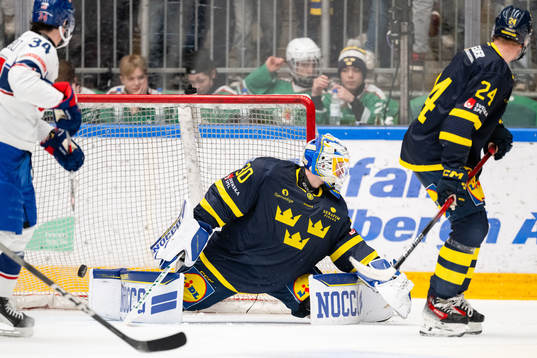 Isaac Howard of USA, not pictured, scores the 2-2 goal