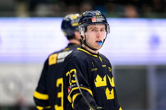Jonathan Lekkerimäki of Sweden looks dejected