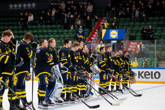 Players of Sweden look dejected