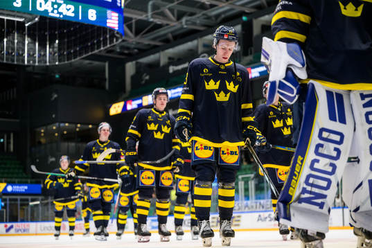 Jonathan Lekkerimäki of Sweden looks dejected