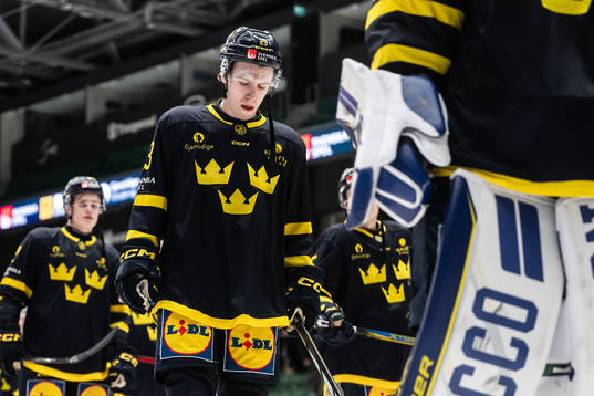 Jonathan Lekkerimäki of Sweden looks dejected