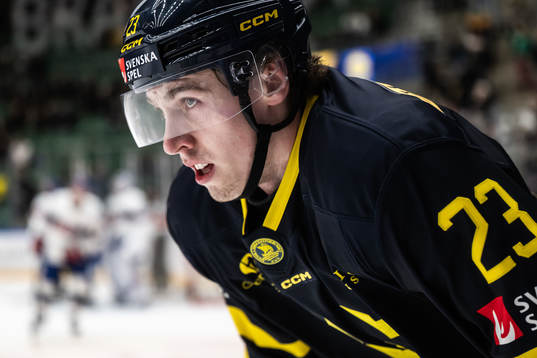 Jonathan Lekkerimäki of Sweden looks dejected