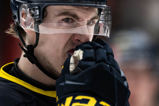 Jonathan Lekkerimäki of Sweden looks dejected