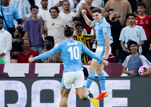 Julian Alvarez of Manchester City celebrates the 0-1 goal