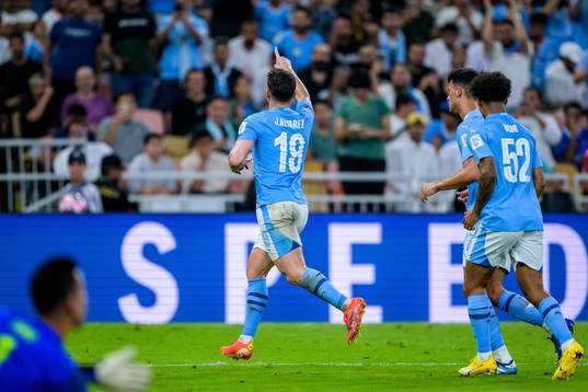 Julian Alvarez of Manchester City celebrates the 0-4 goal